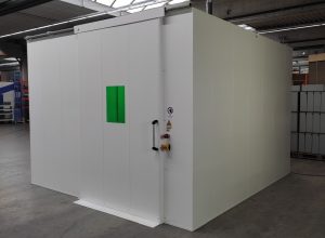 Laserschutzkabine 1 und 2 Außenansicht Außenansicht der kleinen Laserschutzkabine mit Schiebetür