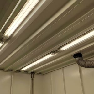 Helle Beleuchtung innerhalb der Laserschutzkabine für angenehme Arbeitsweise