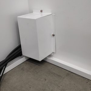 Laserschutzkabine mit sicherem Medienschott zur Durchreichung von Kabeln, Schläuchen oder ähnlichem