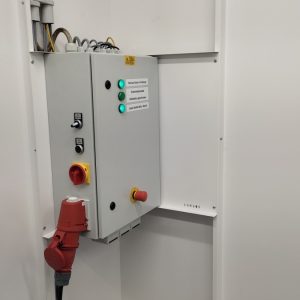 Normkonformer Schaltschrank für die Laserschutzkabinen mit Sicherheitssteuerung, Türkontaktschalter, Anschlussmöglichkeit für Laser, Absaugung, Beleuchtung, Steckdosen, Laserwarnlampe, NotAus inkl. Prüfbericht