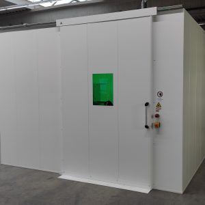 Außenansicht der Laserschutzkabine 1 und 2 aus pulverbeschichtetem Stahlblech in RAL7035