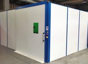 Außenansicht der Laserschutzkabine 3 mit den Maßen 6000 x 4500 x 3000 mm BxTxH