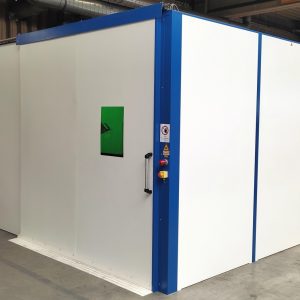 Außenansicht der Laserschutzkabine 3 mit den Maßen 6000 x 4500 x 3000 mm BxTxH