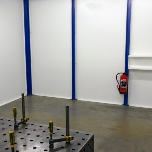 Innenansicht der großen Laserschutzkabine mit einem Ablagefach für persönliche Schutzausrüstung