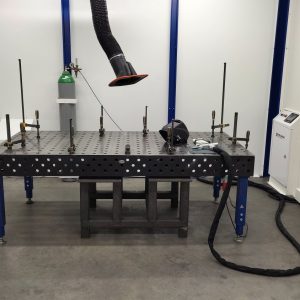 Innenansicht der Laserschutzkabine Variante 3 mit großer Schiebetür, Beleuchtung und Absaugung