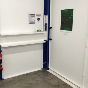 Integriertes Ablagefach innerhalb der Laserschutzkabine für persönliche Schutzausrüstung und Dokumente zur Auftragsabwicklung